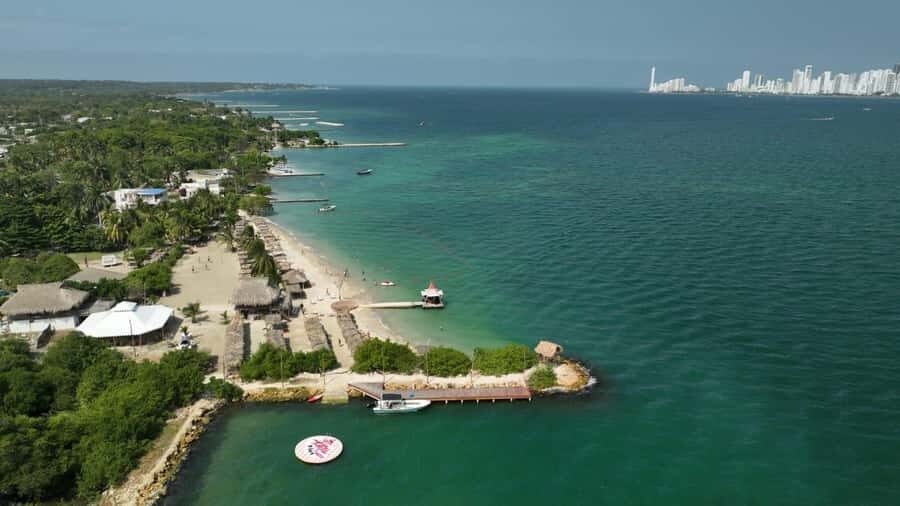 Isla Tierra Bomba beach club: Day Pass with typical food - Tierra Bomba Day Pass: The quickest change of scenery