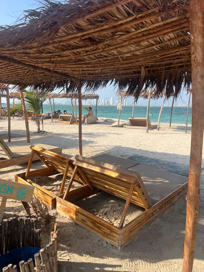 Isla Tierra Bomba beach club: Day Pass with typical food - Who should book this island beach club day