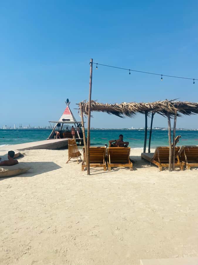 Isla Tierra Bomba beach club: Day Pass with typical food - The 7-hour rhythm: welcome drink, lunch options, then free beach time