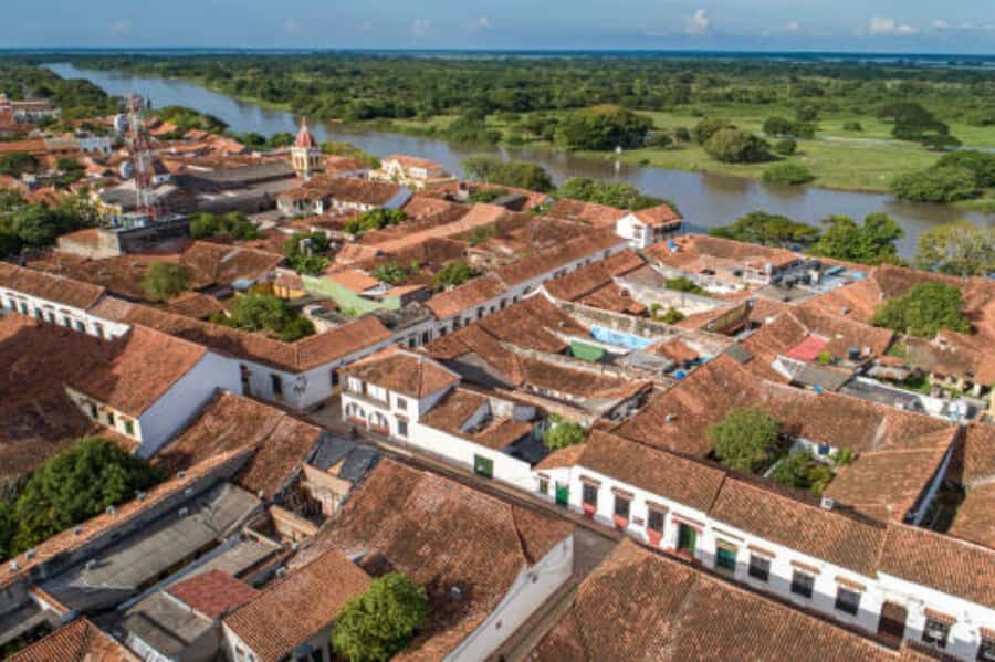 Mompox Caribbean Routes - Filigree workshop in Mompox: learning a delicate craft step by step