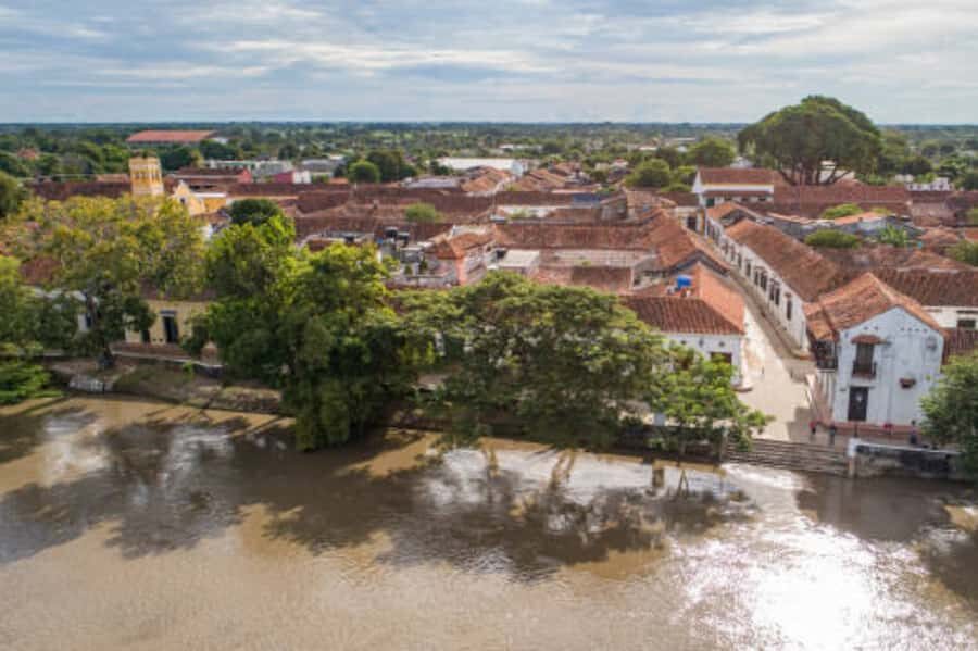 Mompox Caribbean Routes - Group size and pacing: private or small groups with bilingual guidance