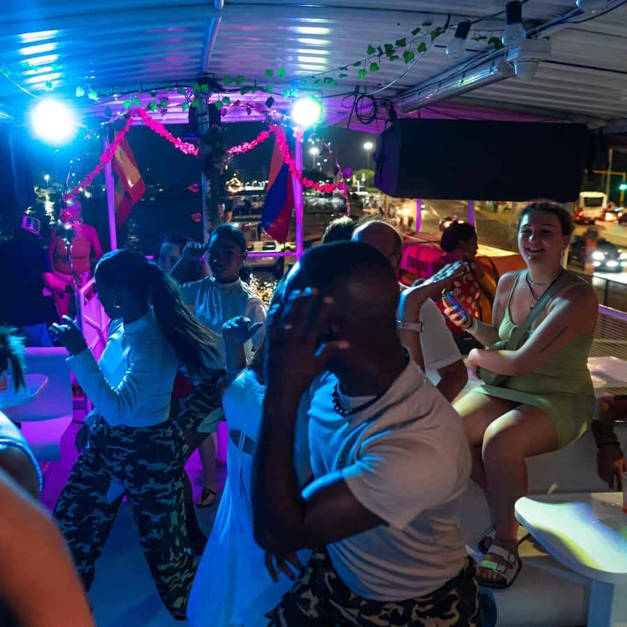 White Night Boat Party: Dinner Buffet, Dancing and Open Bar - Getting started at Puerta No 4: timing and the cash dock tax